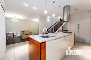 Коттедж 260м&sup2;, 3-этажный, на длительный срок, 