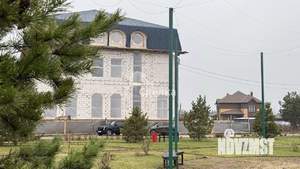 Дом 2063м&sup2;, 3-этажный, участок 13 сот.  